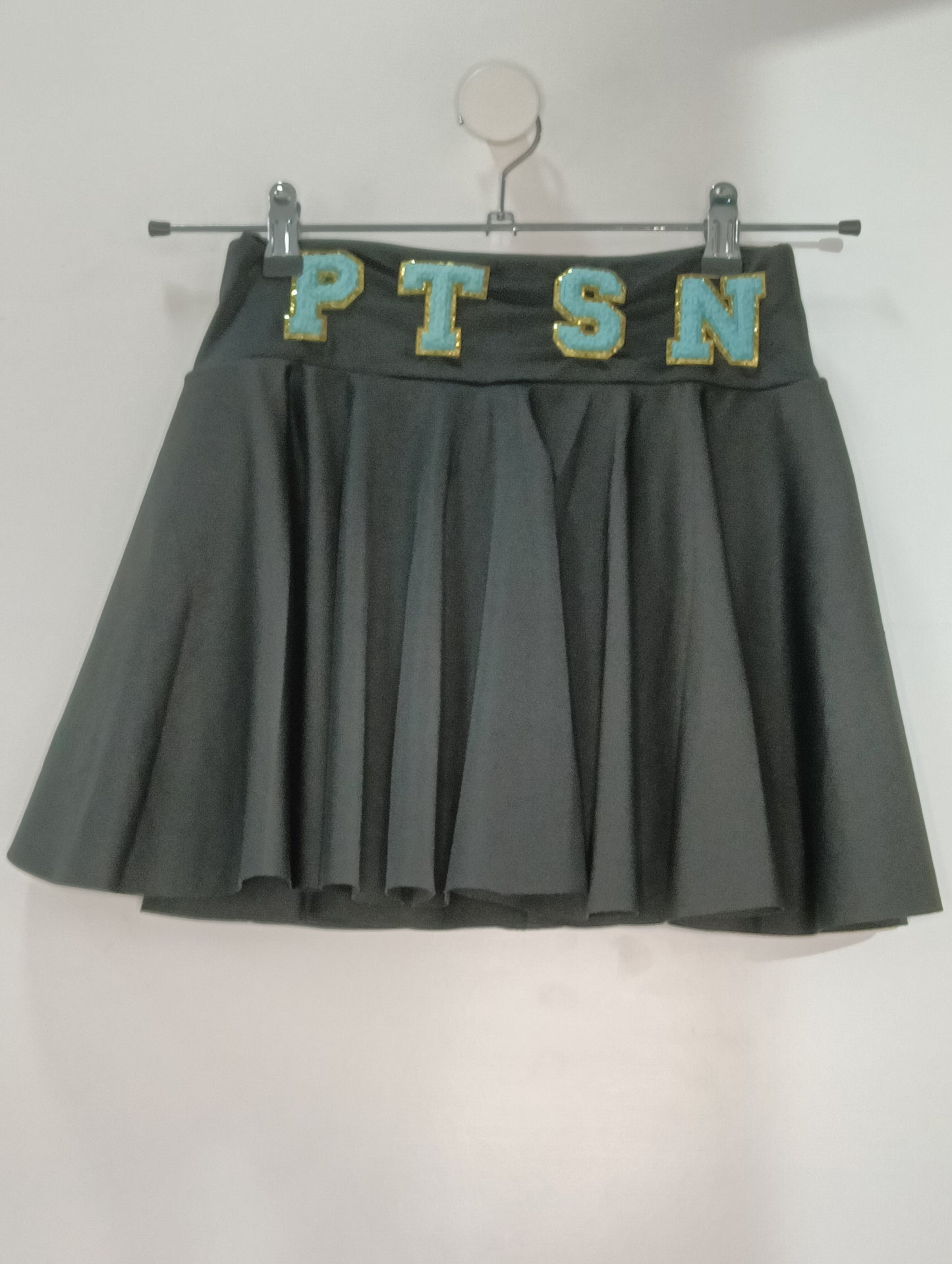 Falda negra de pliegues con pantalon orto
