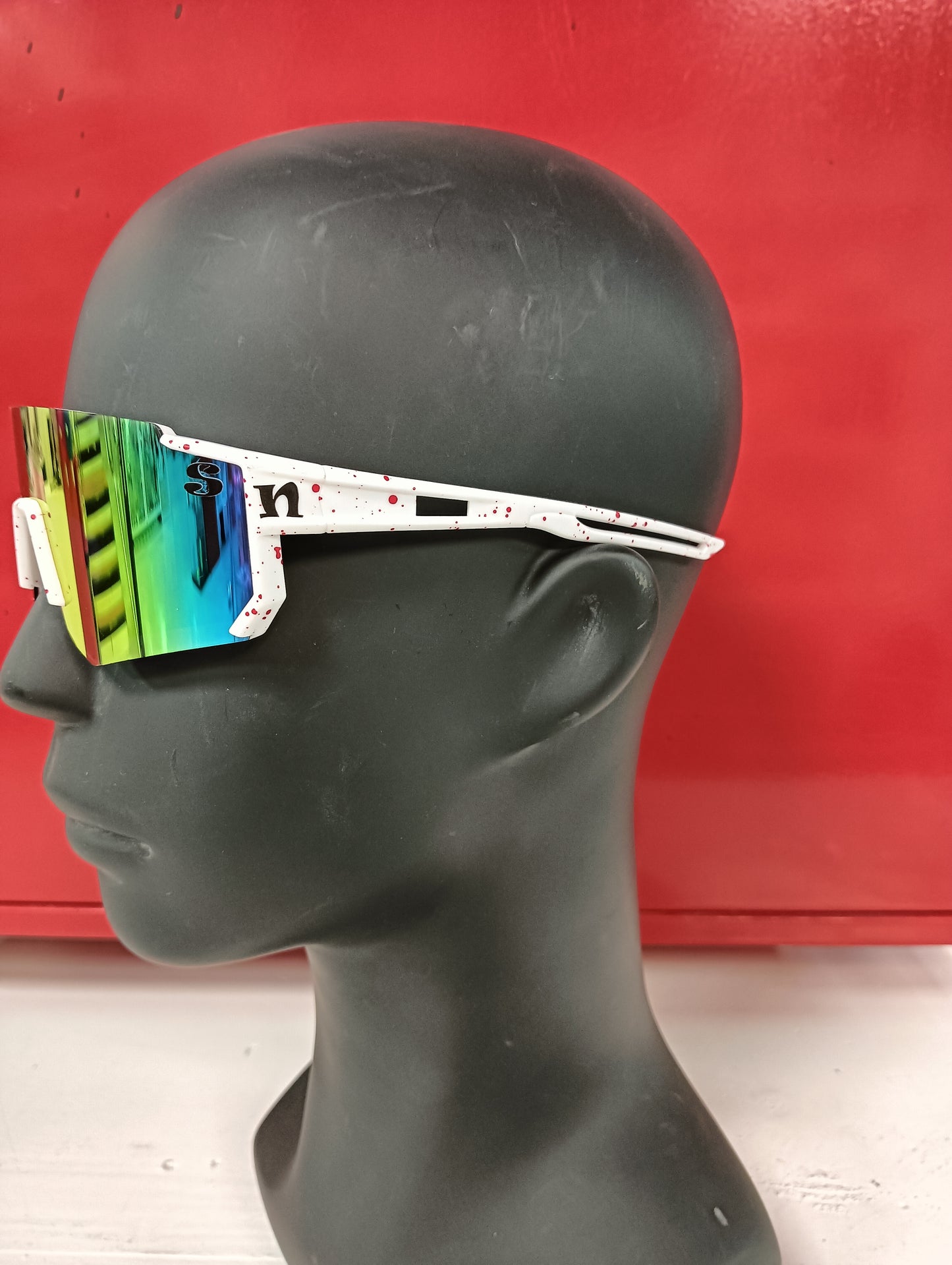 Gafa sport blanca con puntos rojos