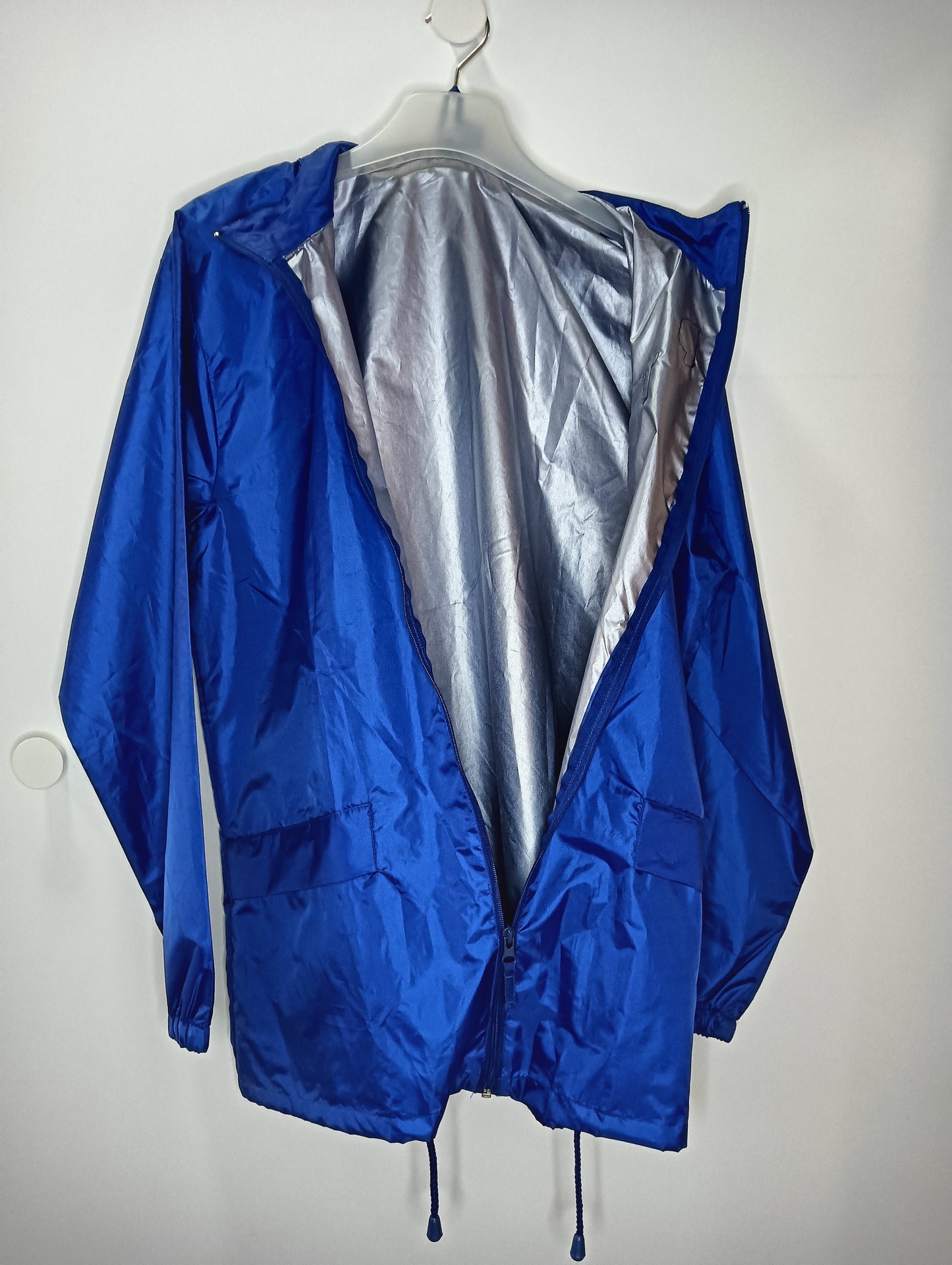 Corta viento azul bordado 1
