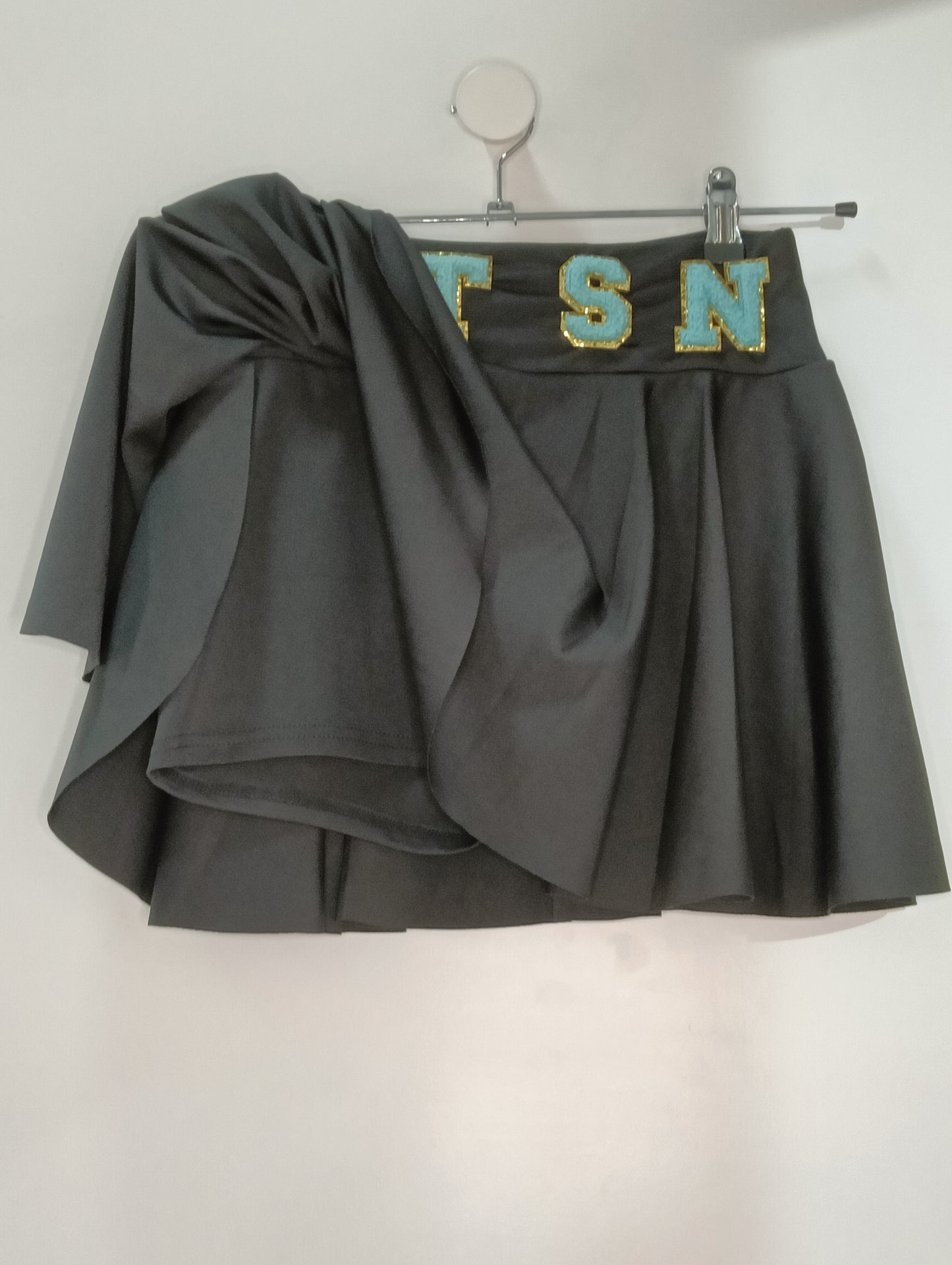 Falda negra de pliegues con pantalon orto