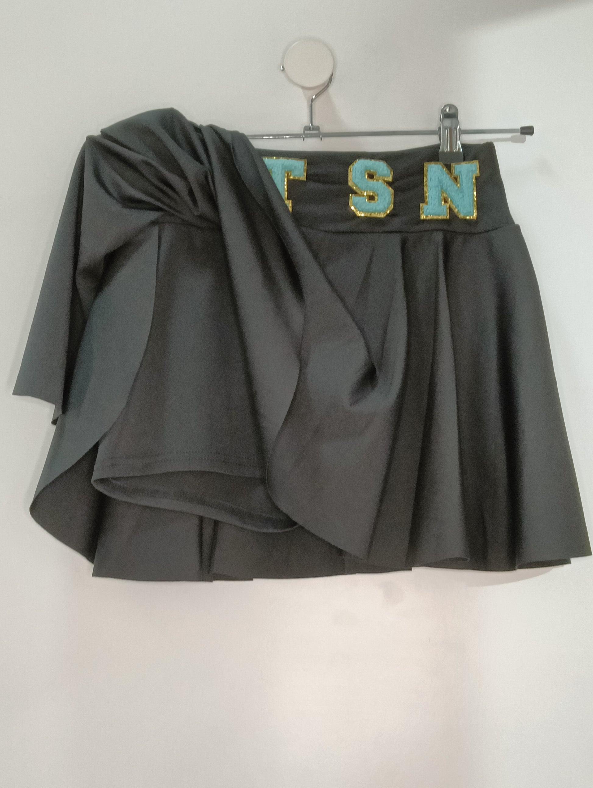 Falda negra de pliegues con pantalon orto