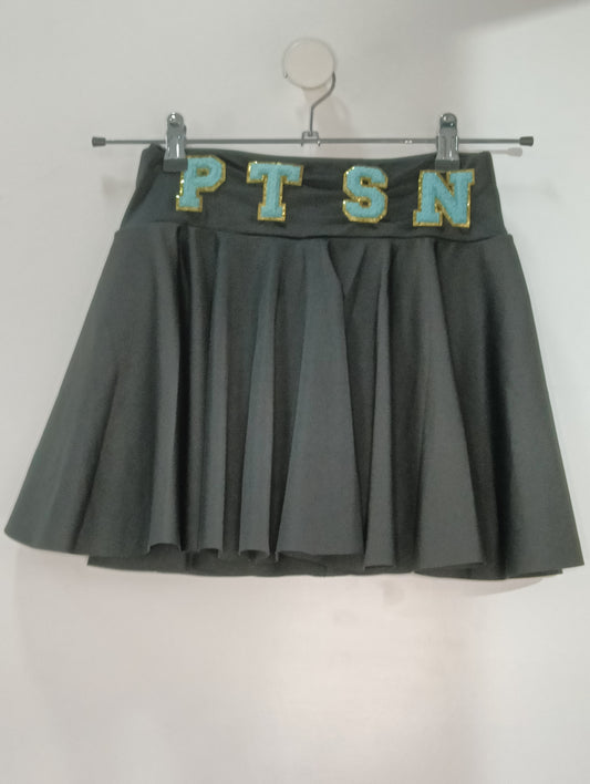 Falda negra de pliegues con pantalon orto
